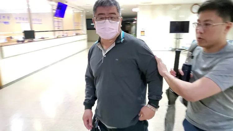 郭耀崇在交保後原本似乎有話要說，但一旁的年輕人推了他的手一下並在在他旁邉咬耳孕，郭男就不再說一句話。呂志明攝