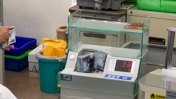 銀行以同台點鈔機示範，證明沒有問題。鮮明攝