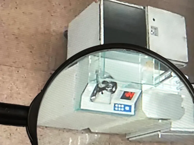 銀行表示，監視器畫面顯示，點鈔機螢幕十位數已跳到7以上的數字，顯示千元鈔超過76張。翻攝畫面