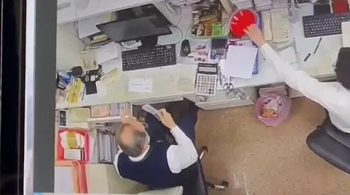 林姓婦人認為，行員當時有挑選鈔票的不合理動作。林姓婦人提供