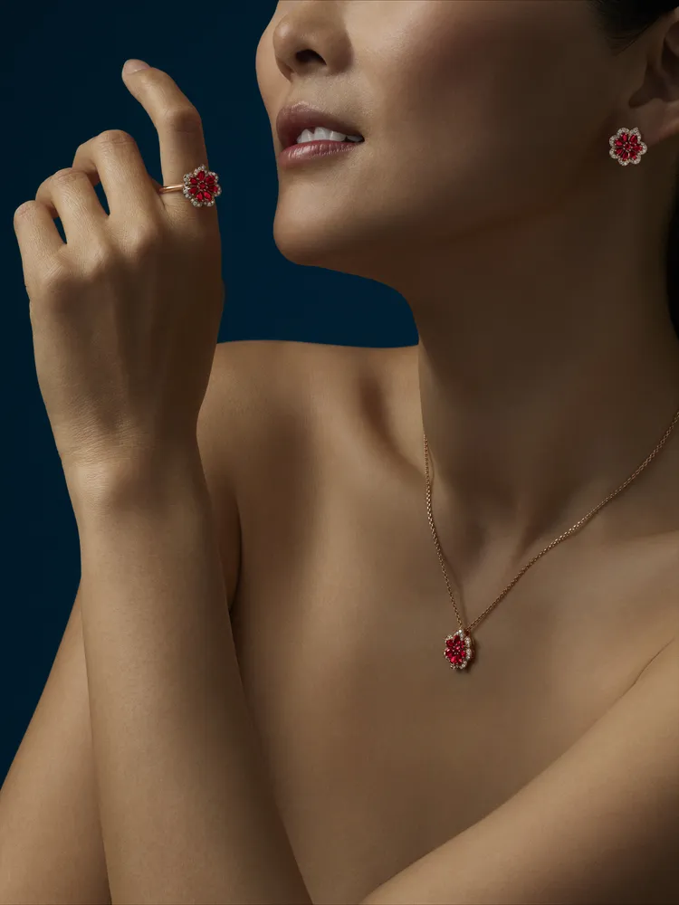 蕭邦Precious Lace系列珠寶推出以紅寶石為主石的吸睛設計。品牌提供