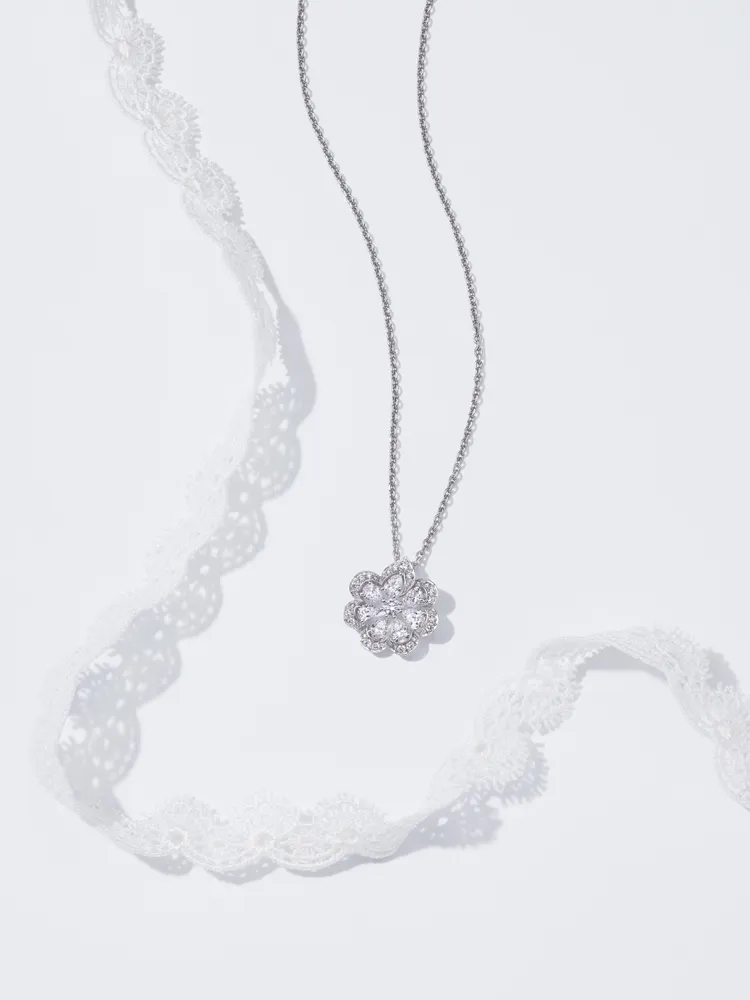 蕭邦Precious Lace系列18K白金鑽石墜鍊，35萬4000元。品牌提供