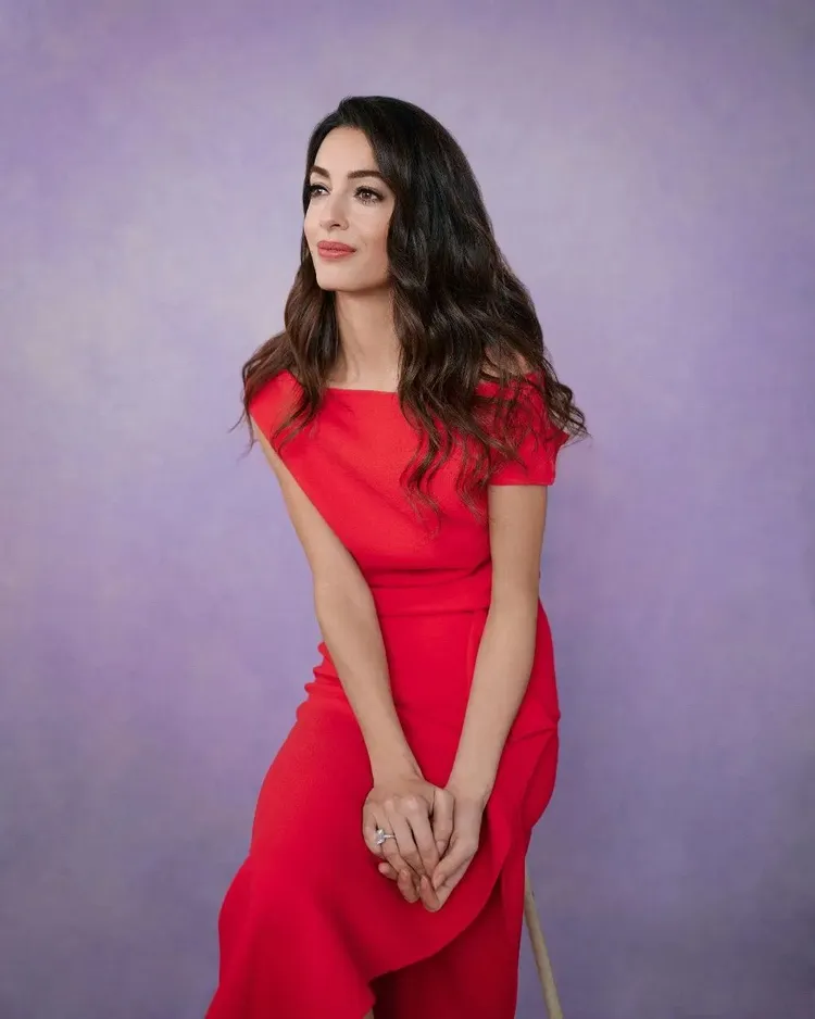 身為人權律師的愛默克魯尼，日前被法國精品卡地亞任命為旗下發起「Cartier Voices」企劃的首個「貢獻者」。翻攝《WWD》網站