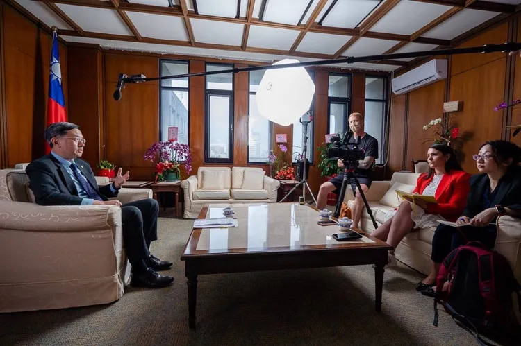 李淳接受Bloomberg駐白宮特派記者Jenny Leonard及駐台分社副社長Debby Wu訪問。外交部提供