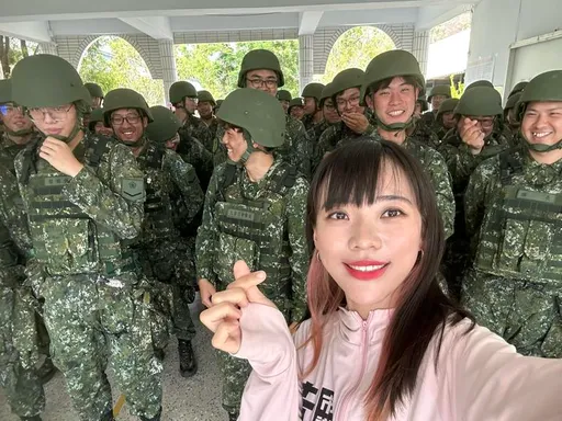 教召最開心就這一刻!阿兵哥燦笑騙不了人 後面那位還跟著她比愛心