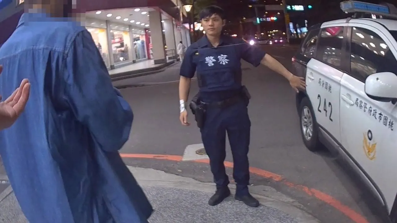警方將官男帶回派出所查證身分。翻攝畫面