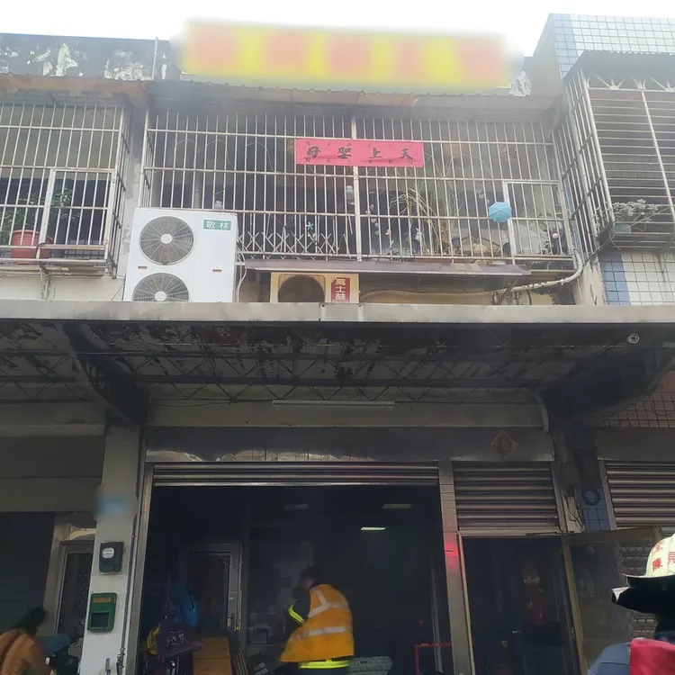 警消進入火場灌救。新北市消防局提供