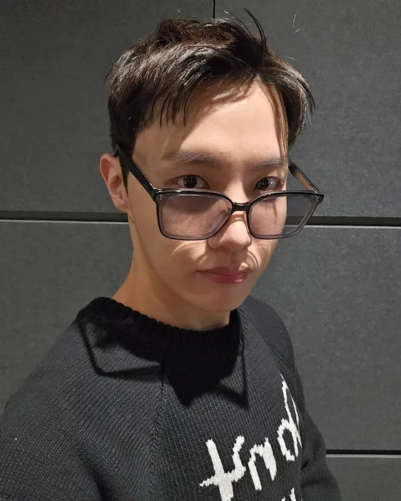J-HOPE日前就公開自己短髮的模樣,已經在為入伍準備。翻攝J-HOPE