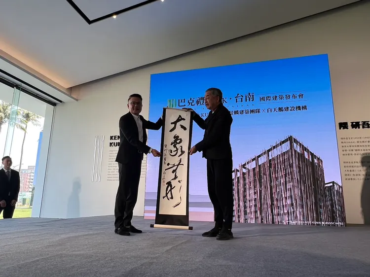 清景麟董事長林聰麟(左)禮聘日本國際知名建築師隈研吾(右)，在台南打造地標建築。葉家銘攝