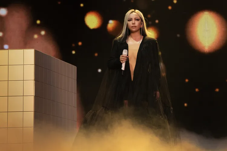 張惠妹深V驚艷全場。