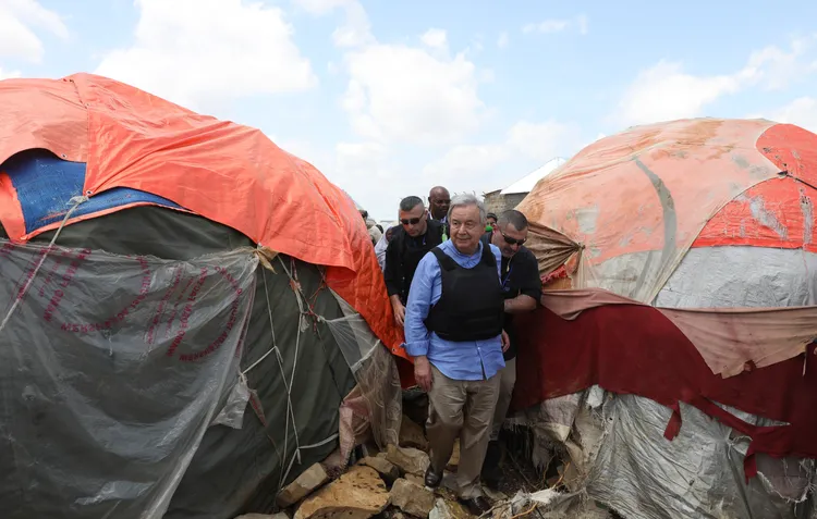 美國政府高層曾宣示，「美國絕對沒有對聯合國總部電子監控」。圖為聯合國秘書古特瑞斯抵達索馬利亞難民營。美聯社