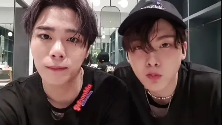 文彬（左）、產賀在泰國演出結束後開直播，文彬坦言有點辛苦。翻攝推特