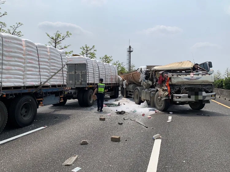 國道一號北向351.7公里、楠梓到岡山路段發生砂石車與聯結車相撞意外。讀者提供