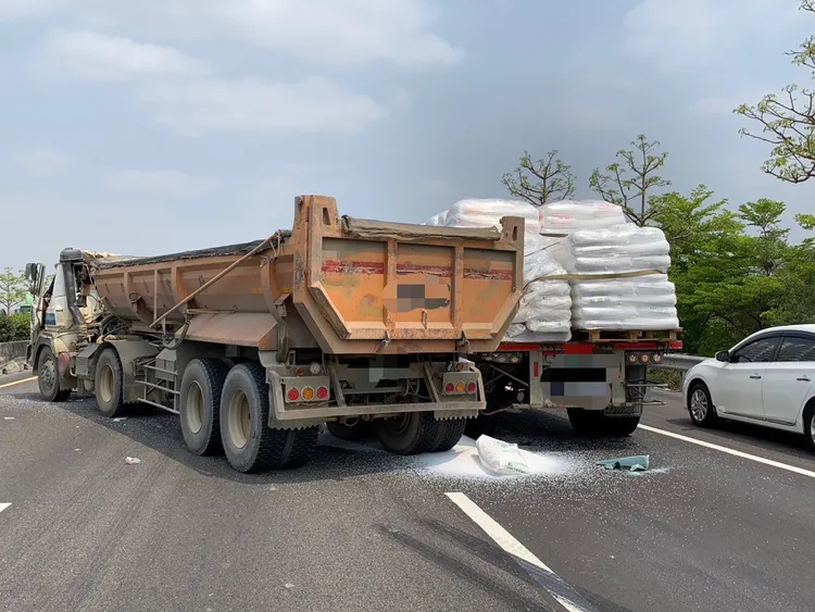國道一號北向351.7公里、楠梓到岡山路段發生砂石車與聯結車相撞意外。讀者提供