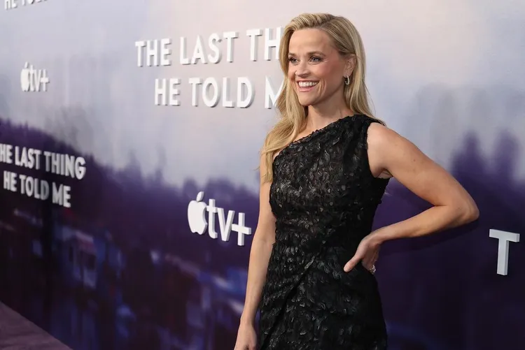 瑞絲薇斯朋在首映會上配搭ASAKI danger珍珠耳環與戒指，其以鑽石鑲嵌於尖銳利齒形狀的18K金上，搭配溫潤珍珠，創造出獨特的前衛、衝突美感，相襯她外柔內剛的堅毅自信個性。翻攝reesewitherspoon IG