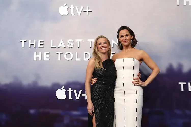 瑞絲薇斯朋（左）所監製的Apple TV+新戲《殘句線索》，由女星珍妮佛嘉納（右）主演，兩人在首映會上開心合影。翻攝reesewitherspoon IG