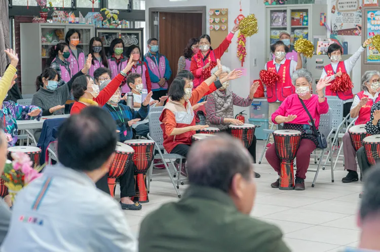 長者透過「曼丁鼓團」表演，展現滿滿的樂齡活力。桃園市府提供