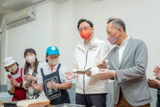 張善政訪視汴州里社區關懷據點長者  成立16年屢屢做好這些事成典範