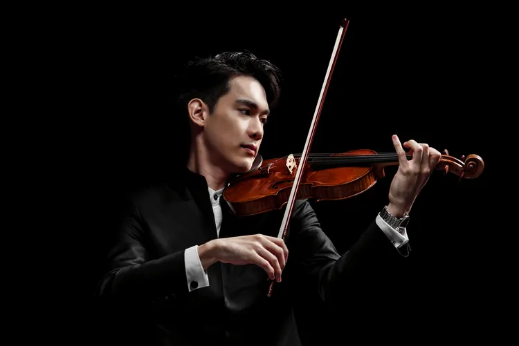 小提琴家林品任將於展覽開幕音樂會上演奏。高美館提供