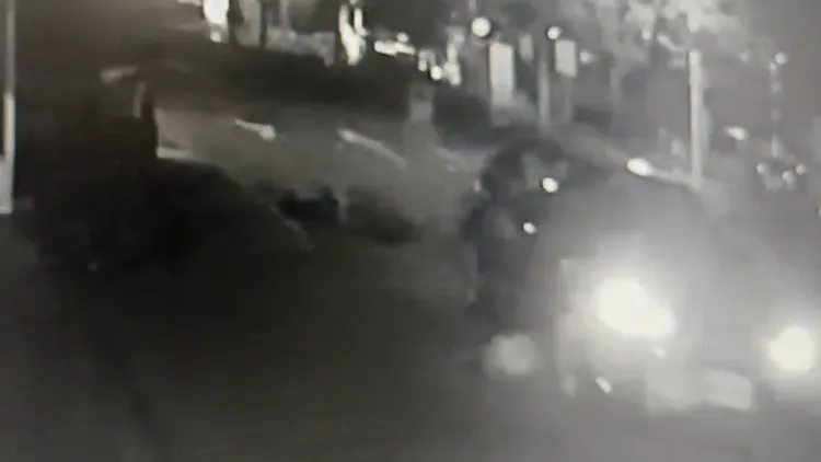 轎車將男子丟包在急診室門口後加速離去。讀者提供