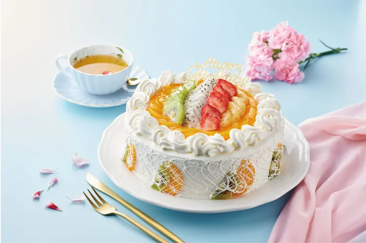 8吋水果總匯蛋糕，原價600元，預購價480元。業者提供