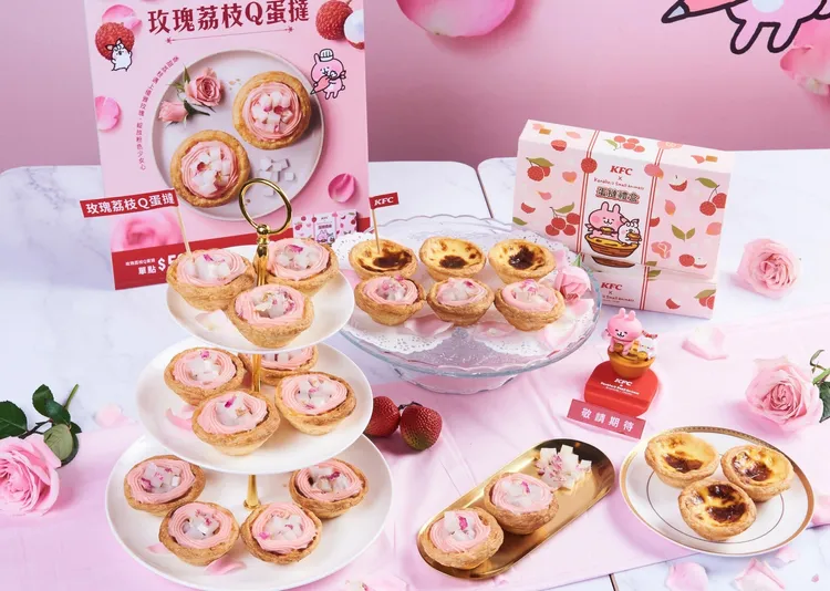 肯德基新品「玫瑰荔枝Q蛋撻」採用經典163層手工酥脆撻殼外皮，內餡濃郁奶蛋搭配清甜荔枝醬，上層則加入淡淡玫瑰香的粉紅荔枝奶霜，並用新鮮玫瑰花點綴Q彈荔枝凍，口感多汁甜美超Q彈。業者提供