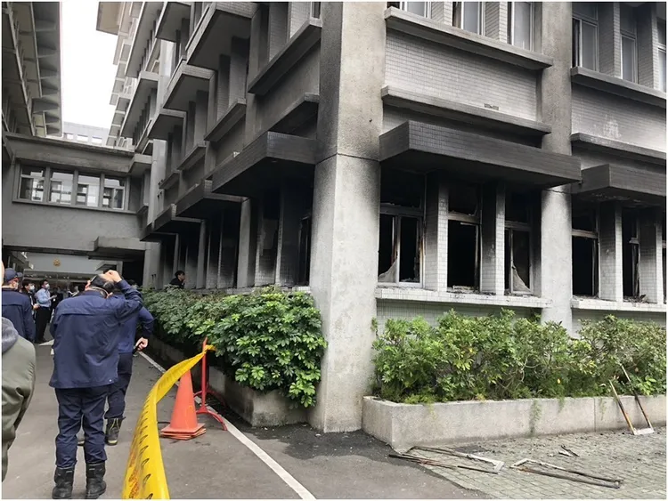 火災鑑識人員於今日早上9時許進入現場進行鑑識。調查局提供