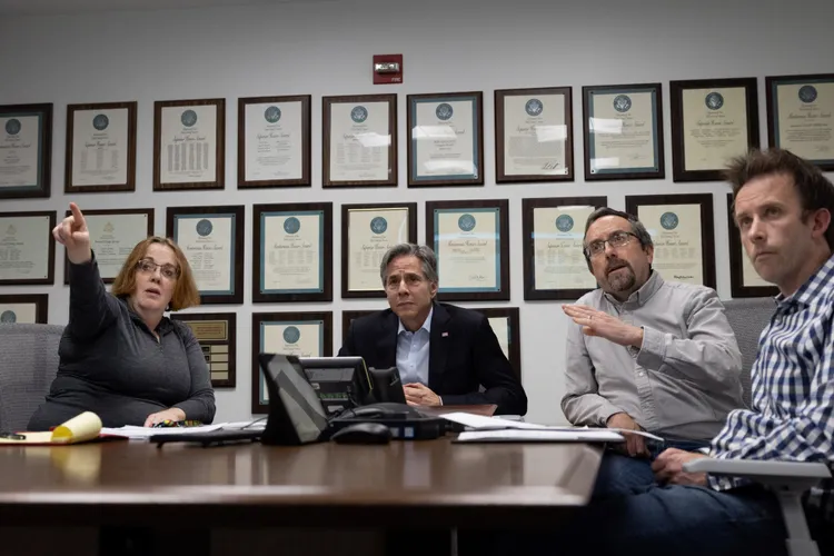 布林肯22日在華府遠端監看撤離駐蘇丹外交人員行動。路透社