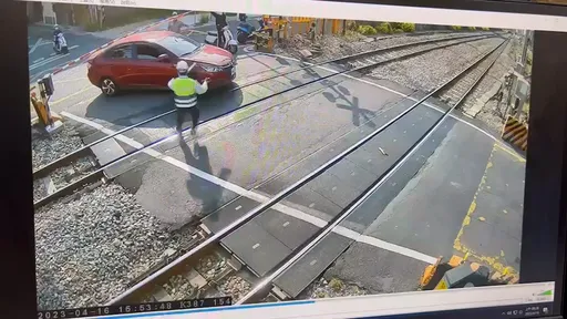轎車右轉卡平交道 生死一瞬間!保全急喊「BACK!BACK!」