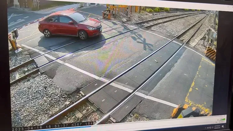 自小客車右轉平交道，遮斷桿正好降下。翻攝畫面