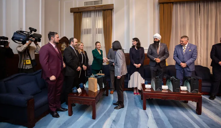 蔡英文一一跟訪團成員握手致意。府提供