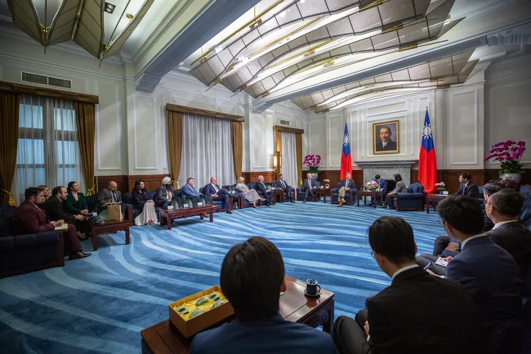 蔡英文跟訪問團交流。府提供