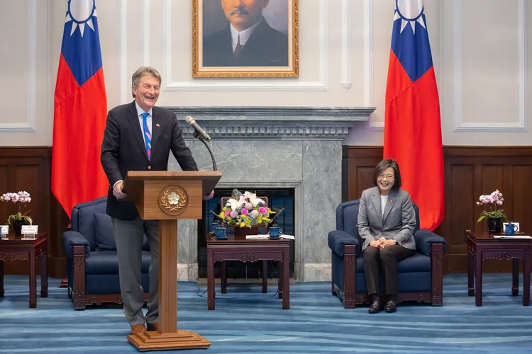 馬凱感謝蔡英文在面對另一個國家的文攻武嚇之下，仍特別撥冗接見訪團。府提供