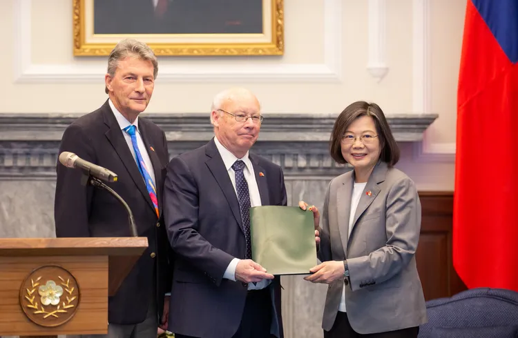 哈迪致贈委員會報告書給蔡英文。府提供