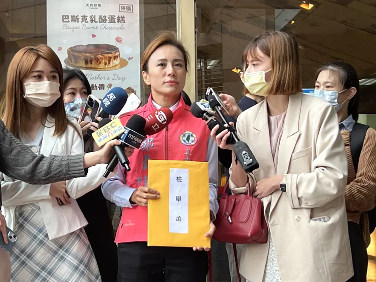郭貞慧日前向黨中央檢舉賴惠員涉光電爭議。郭貞慧提供