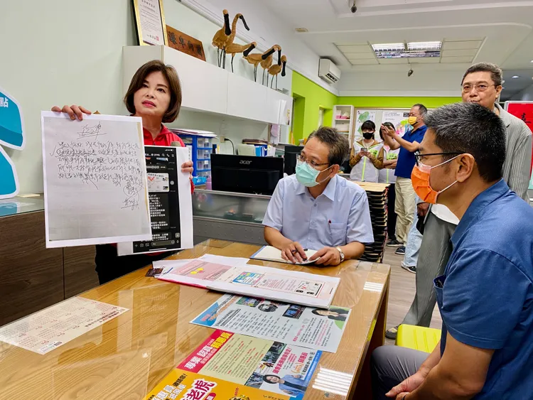 賴惠員出示阿扁手稿，證明阿扁錄音拉票為真。王志弘攝