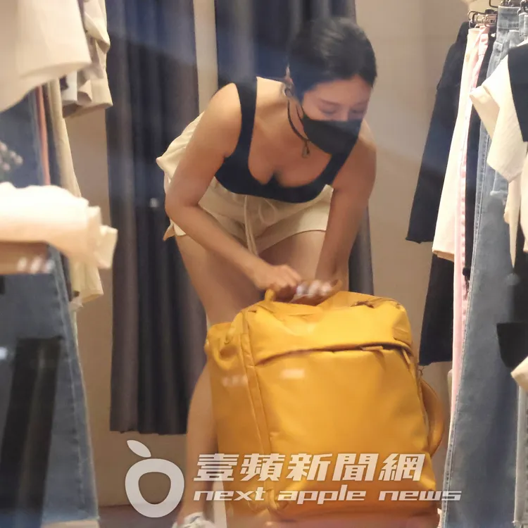 她從行李箱裡拿出能搭配的白色高跟鞋。特勤中心攝