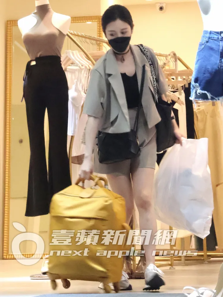 Albee購物慾解放完，準備搭多元計程車離開。特勤中心攝