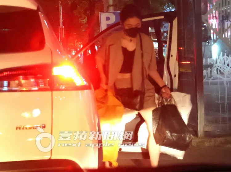 她臉色大變，使出吃奶力氣提大包小包下車。特勤中心攝