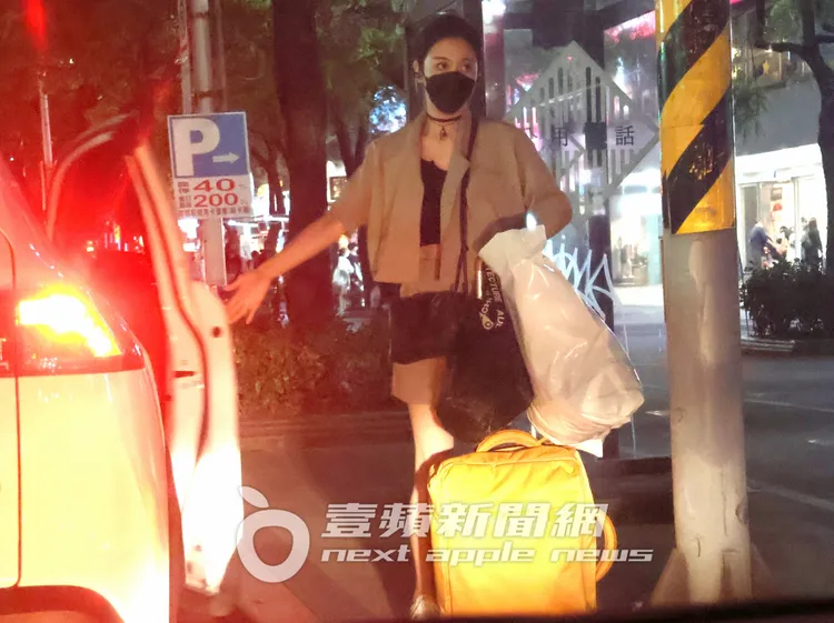 下車時，Albee表情看來有些不悅，扛下行李箱大力把車門關上。特勤中心攝