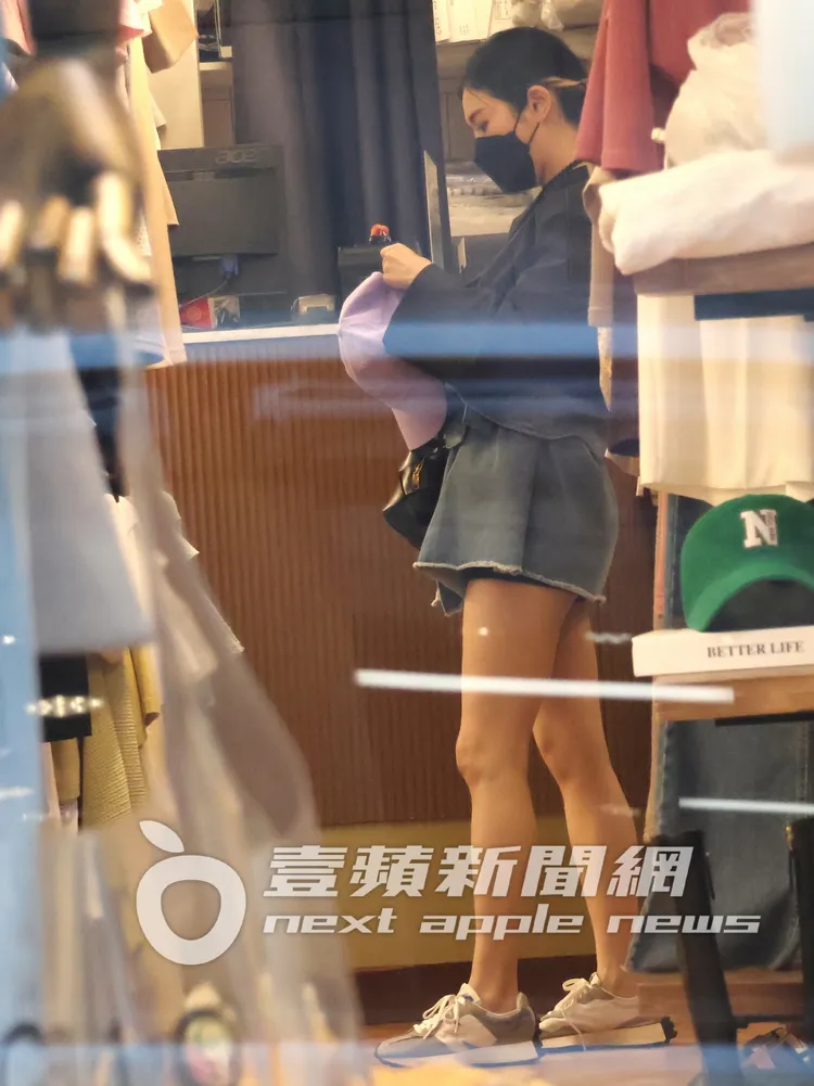 Albee挑選幾頂粉嫩系列帽子，顯現她少女的一面。特勤中心攝