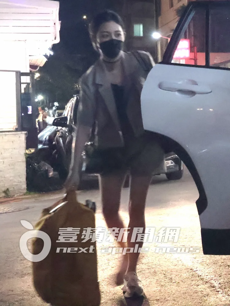 Albee提著裝滿滿的行李箱，看上去她提起有點吃力。特勤中心攝