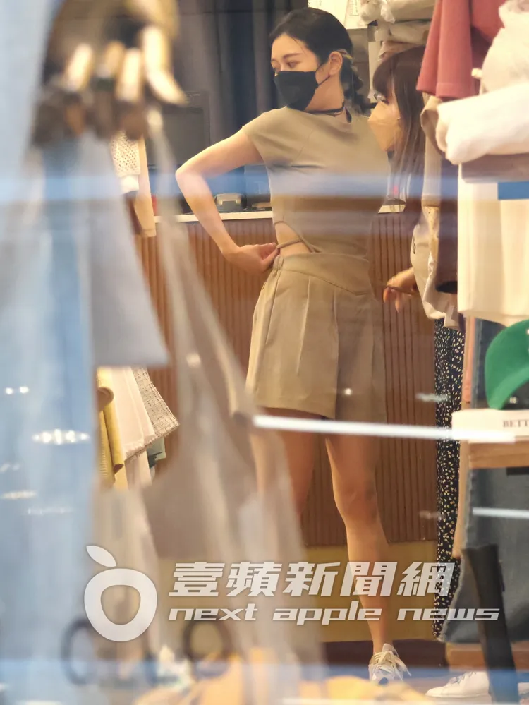 Albee收工來到東區街頭逛街，穿梭在2間服飾店上演清涼換衣秀。特勤中心攝