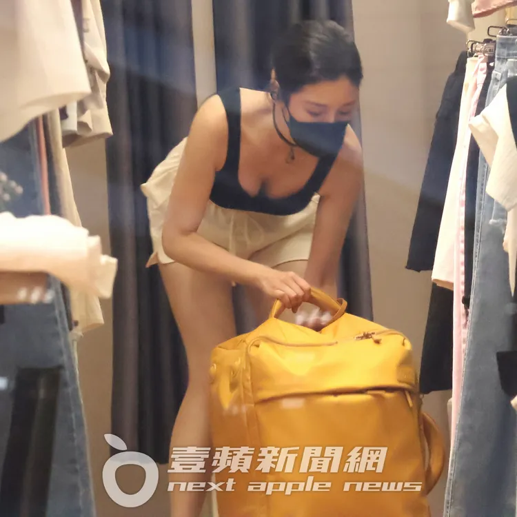 更衣期間她深蹲彎腰，倒奶開行李箱，D奶春光乍洩。特勤中心攝