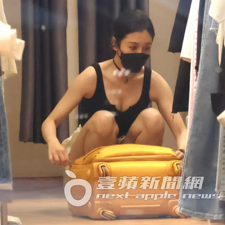 Albee以亞洲深蹲之姿倒奶仔細翻找，養眼畫面讓人血脈賁張。特勤中心攝