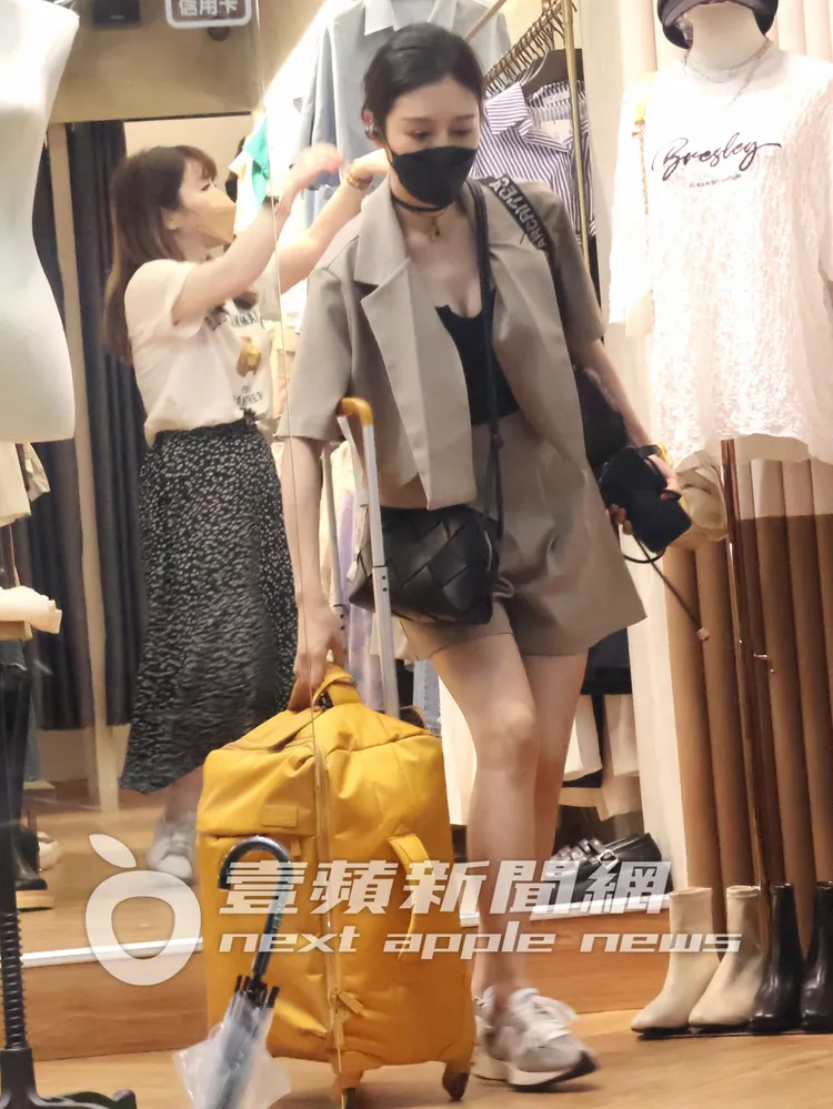 Albee提著那只裝滿戰力品的行李箱，雀躍的離開店裡。特勤中心攝