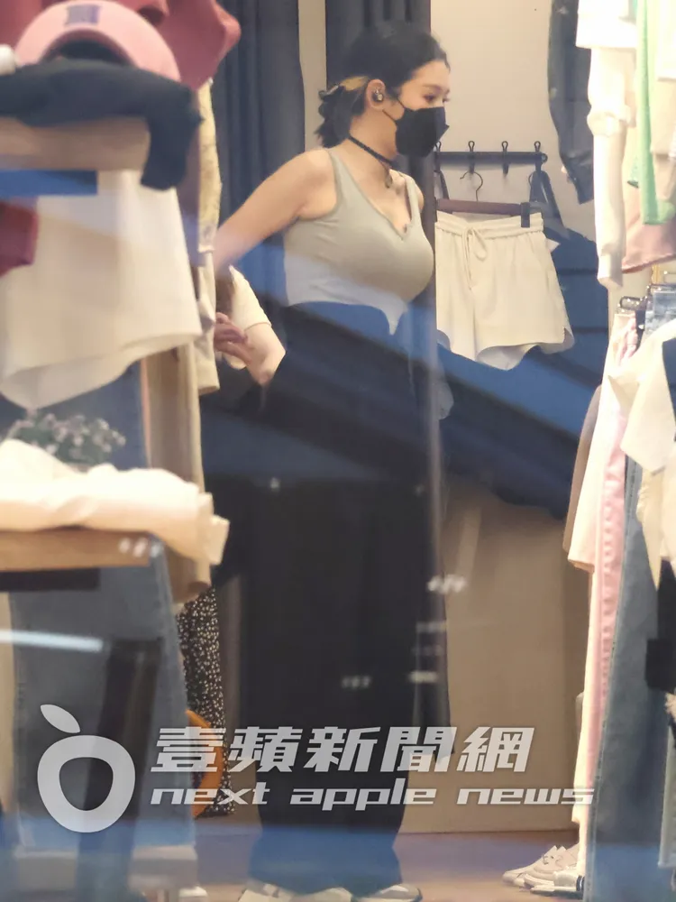 Albee把頭髮挑染部分紮成麻花辮馬尾閃閃動人。特勤中心攝