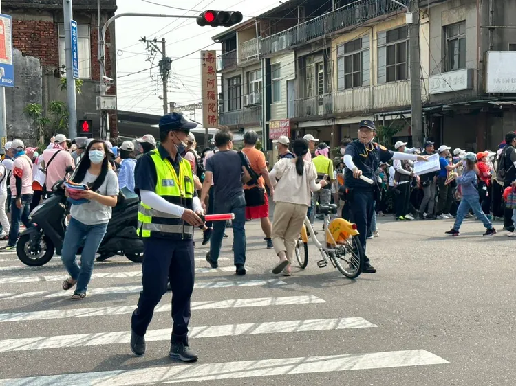 台中警方派遣上百警力，全力疏導遶境交通。警方提供