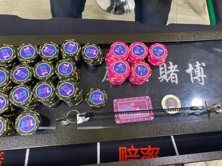 台南警方昨深夜查獲獲隱藏在撞球館內的百家樂職業賭場。讀者提供