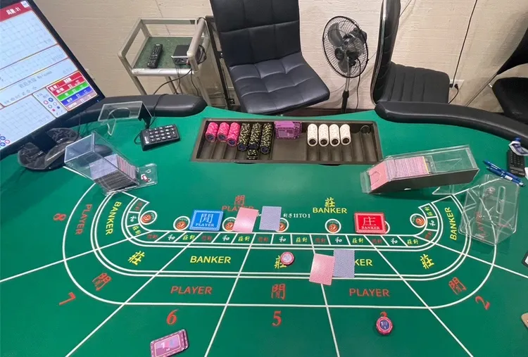 台南警方昨深夜查獲獲隱藏在撞球館內的百家樂職業賭場。讀者提供